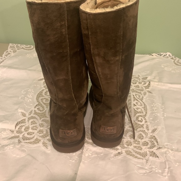 UGG BOOTS. Tall brown leather. Genuine sheepskin.S/N 5122.Size 8 - Picture 3 of 10